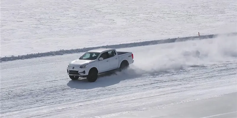 Dongfeng Rich 7 EV en superficie de baja adherencia