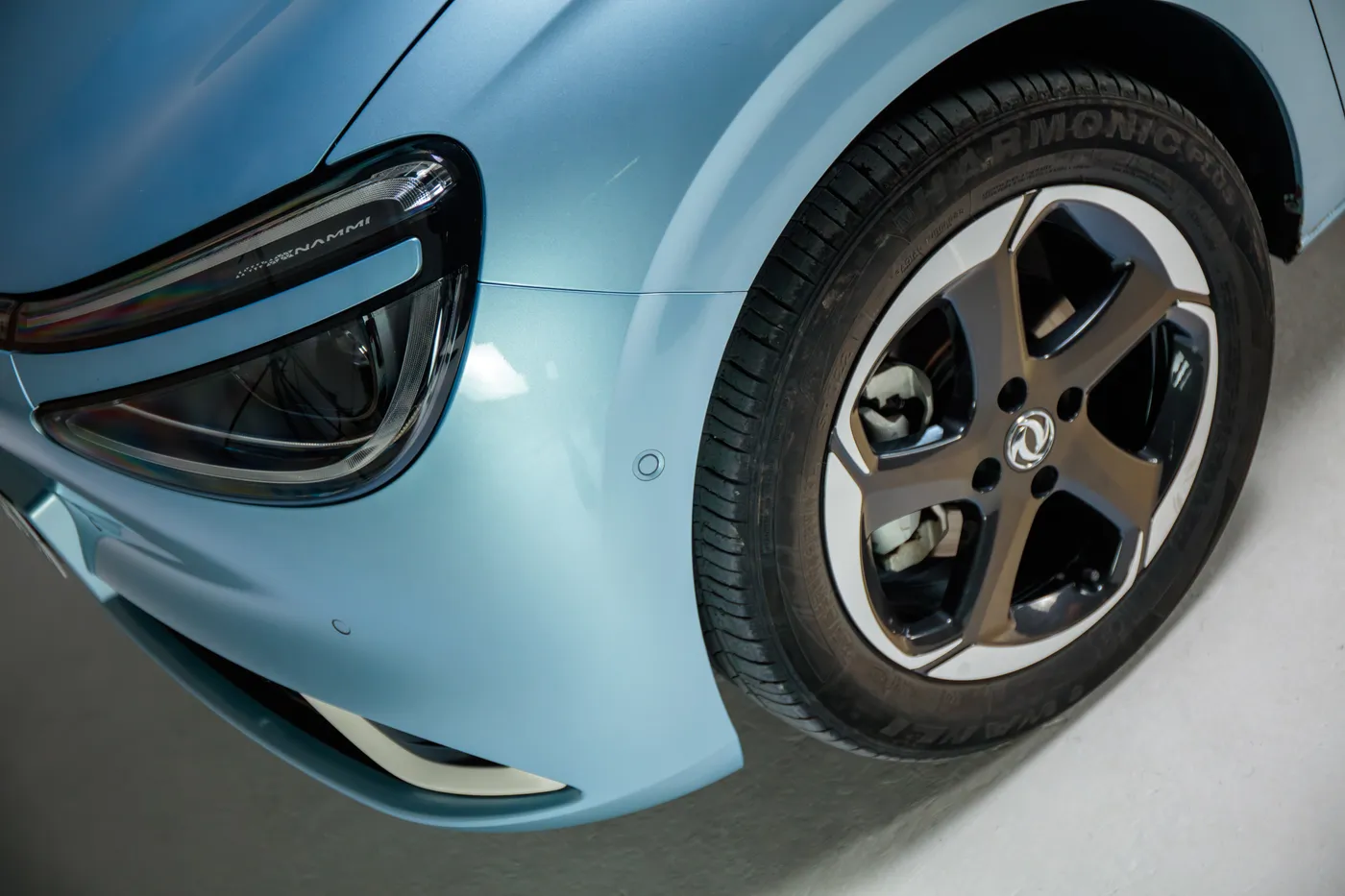 Detalle de rueda y frontal del Dongfeng BOX 01 EV 430