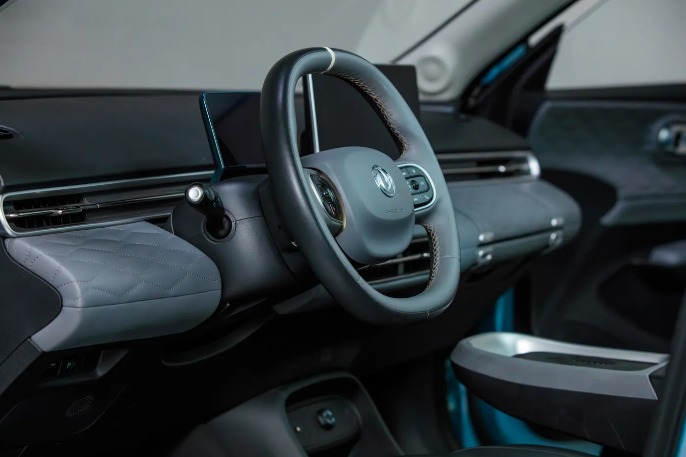 Interior del Dongfeng BOX 01 EV 430 con tablero y volante