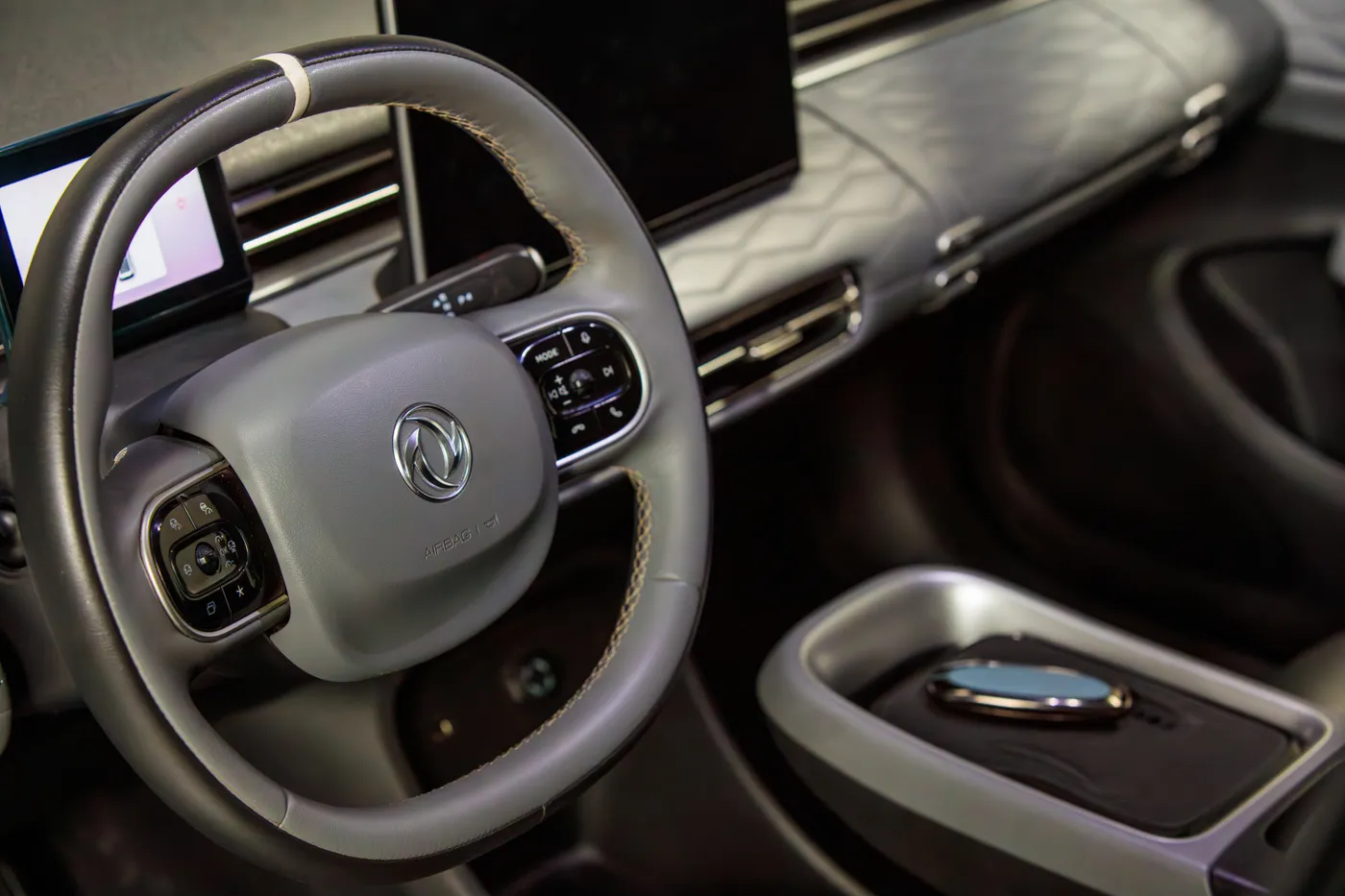 Detalle de volante y consola del Dongfeng BOX 01 EV 430