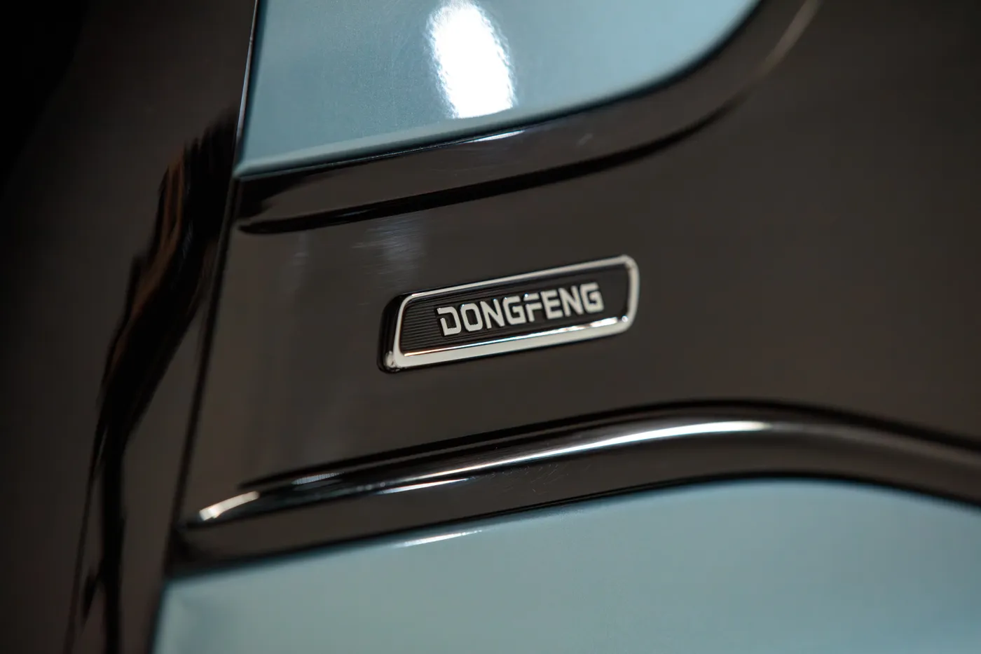 Detalle de emblema lateral del Dongfeng BOX 01 EV 430