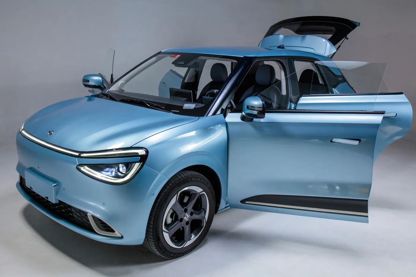 Dongfeng BOX 01 EV 430 con puertas y portón abiertos