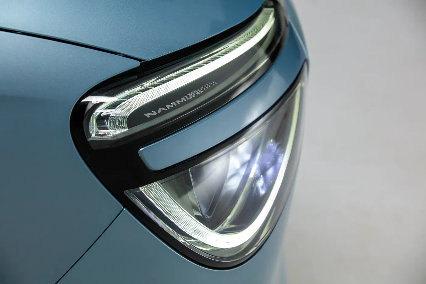 Detalle de iluminación frontal del Dongfeng BOX 01 EV 430