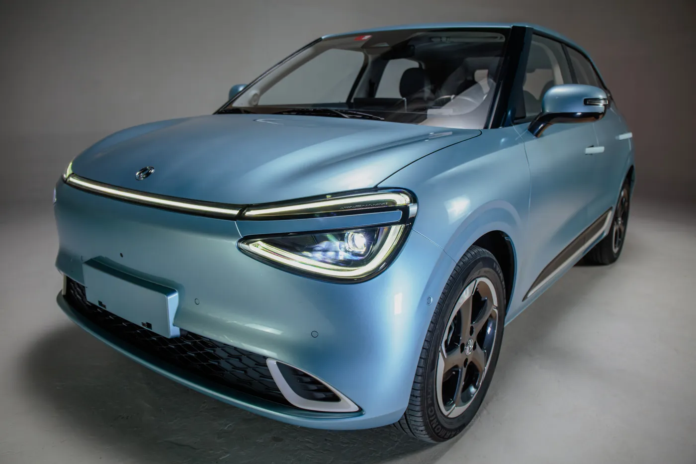 Dongfeng BOX 01 EV 430 vista exterior tres cuartos frontal