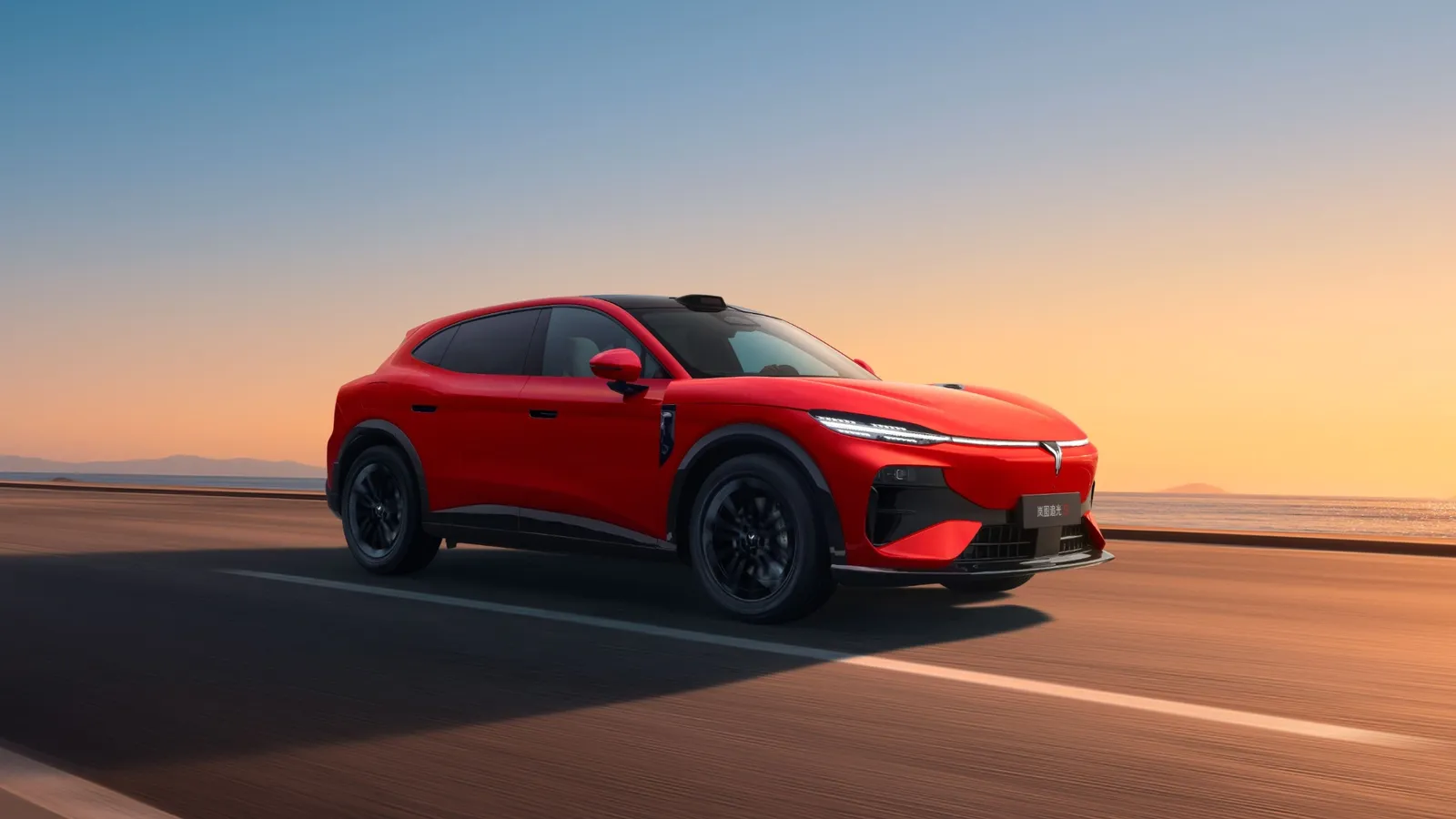 Voyah Passion S Ultra+ rojo en una carretera junto al mar al atardecer