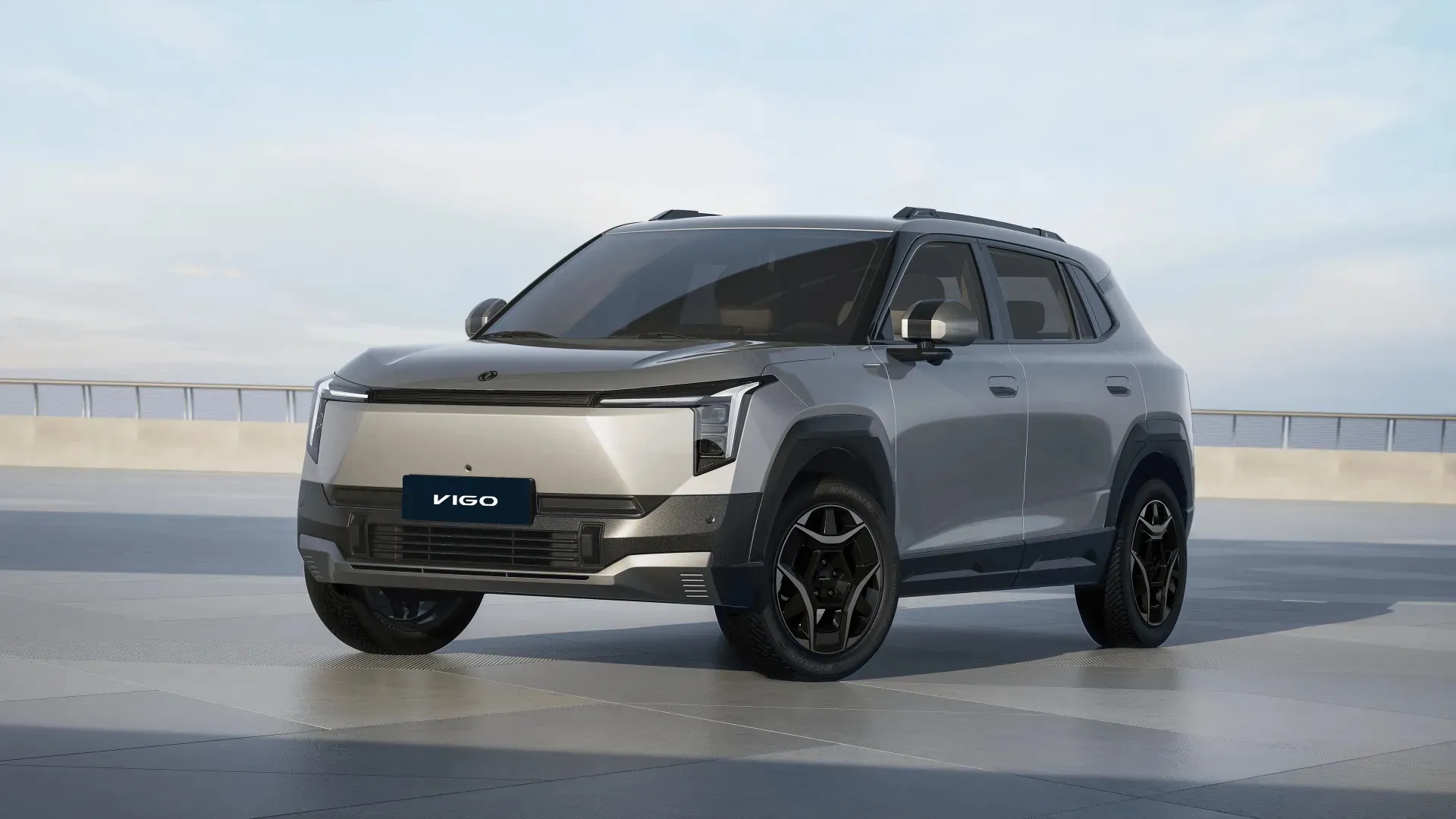 Coche eléctrico circulando por el Malecón de La Habana