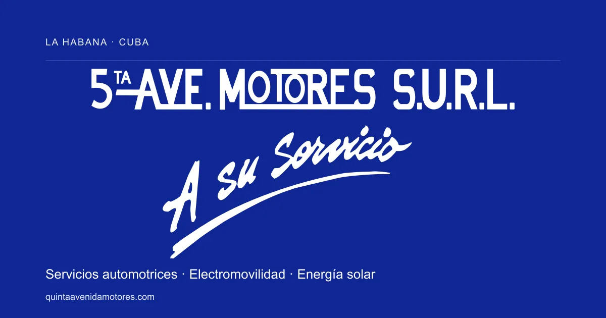Identidad de 5ta Avenida Motores en blanco sobre azul, con el lema A su Servicio.