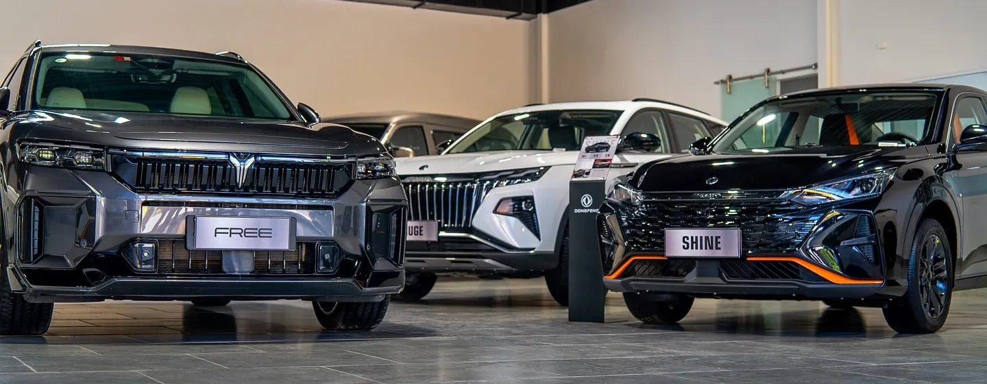 Showroom Dongfeng Cuba con vehículos en exhibición