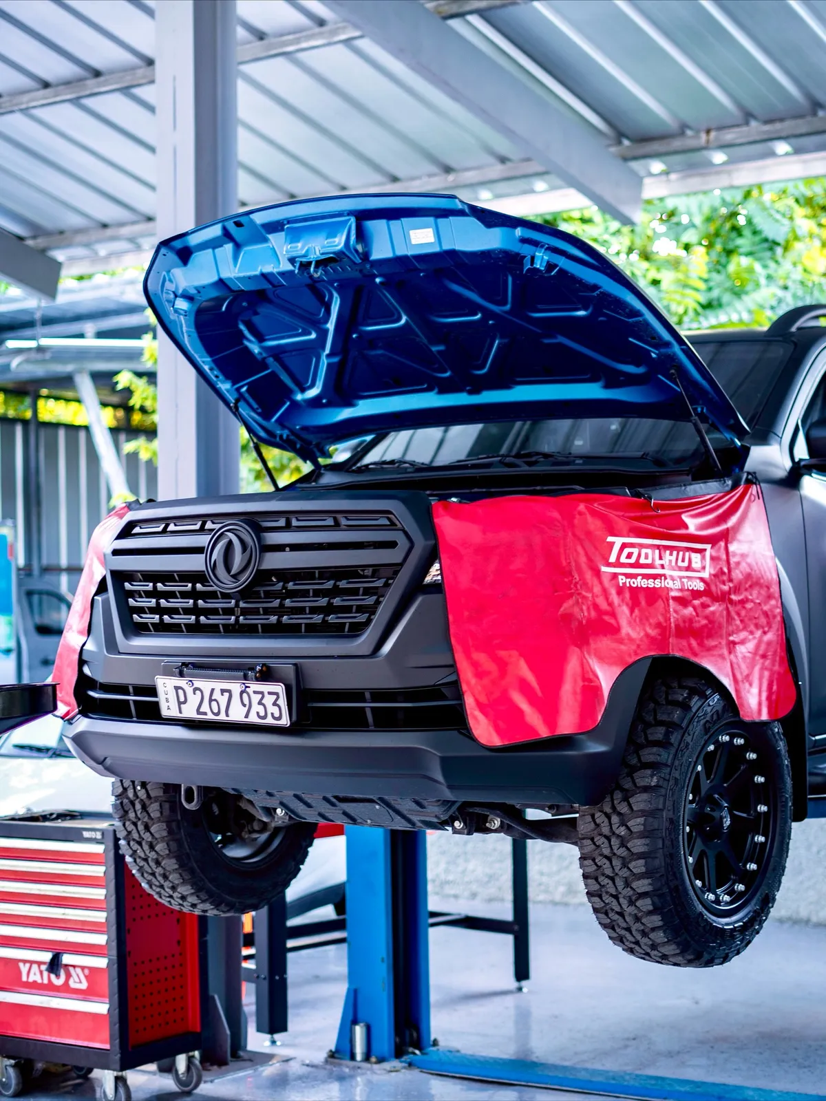 Vehículo Dongfeng en elevador durante revisión técnica