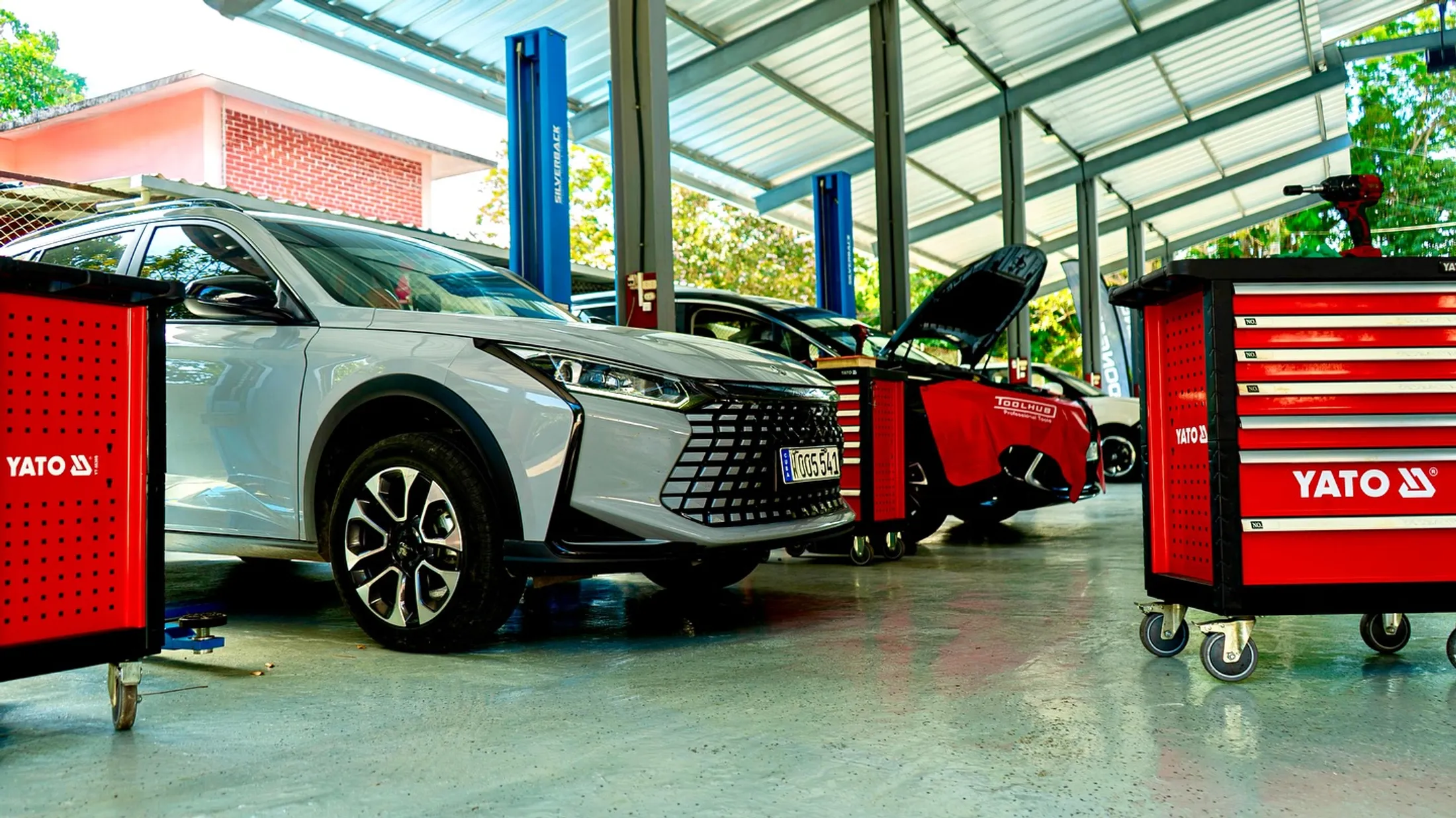 Taller Dongfeng Cuba con vehículos y herramientas de servicio