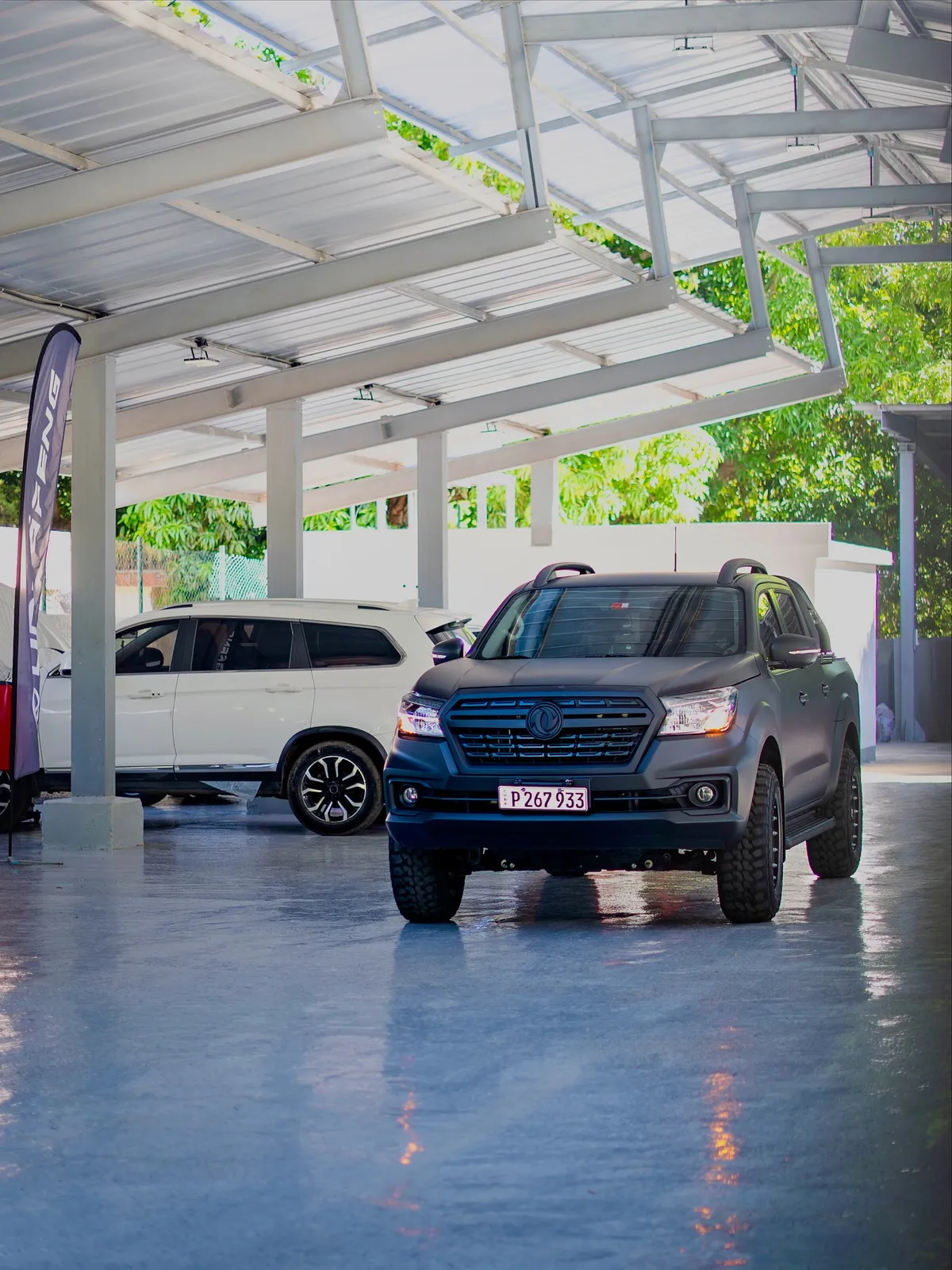 Pickup Dongfeng dentro del taller de servicio