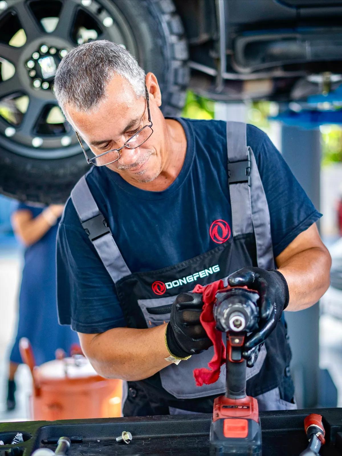 Técnico Dongfeng trabajando con herramienta en taller