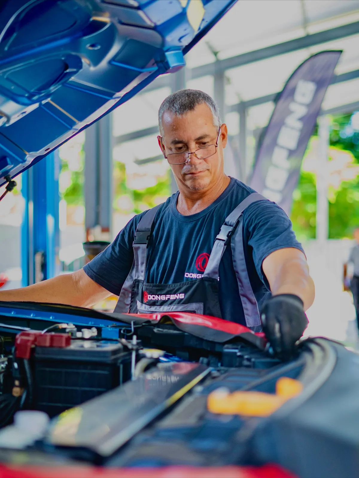 Técnico Dongfeng revisando motor durante mantenimiento